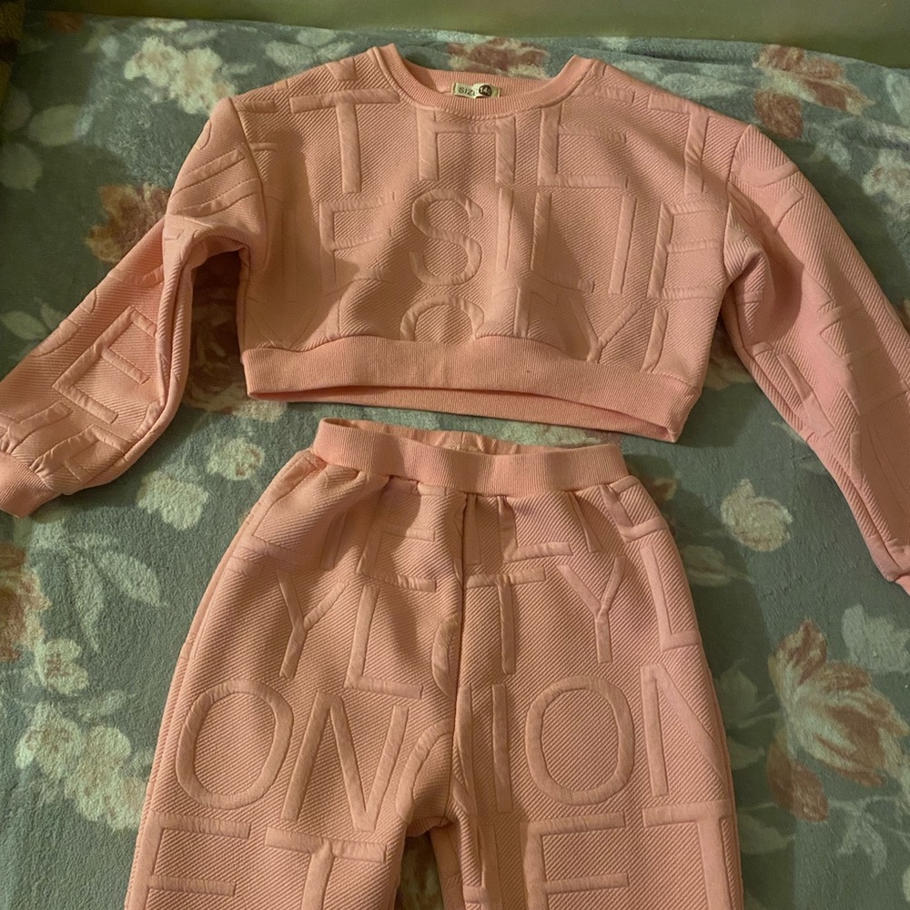 SHEIN crop top sweatsuit in girls